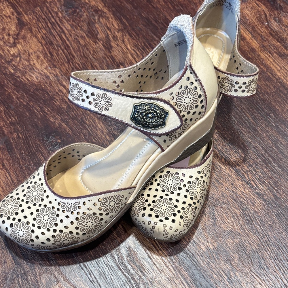 L.Artiste ,American beige Elegant Floral Mary Jane Heels